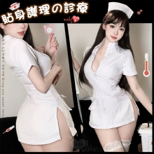 護士角色扮演服！拉鍊露胸Ｖ字誘惑愛心點綴開衩連身裙四件式套裝﹝白﹞